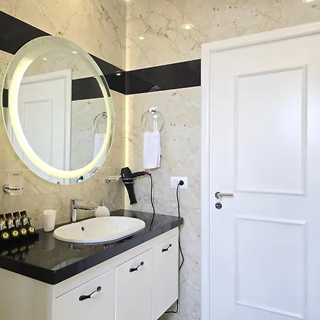 Eli's Seafront Apartment *