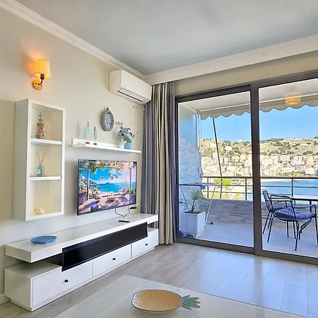 Eli's Seafront Apartment *