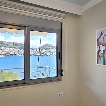 Eli's Seafront Apartment