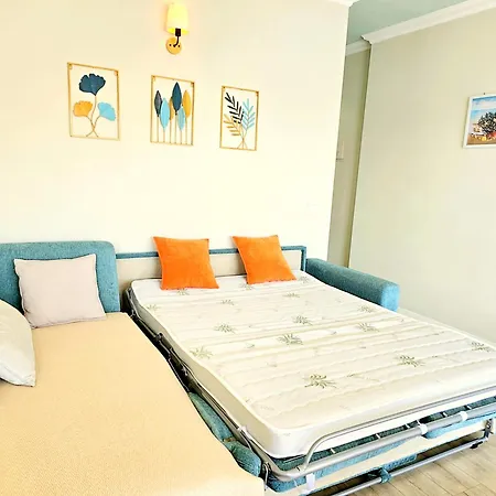 Eli's Seafront Apartment